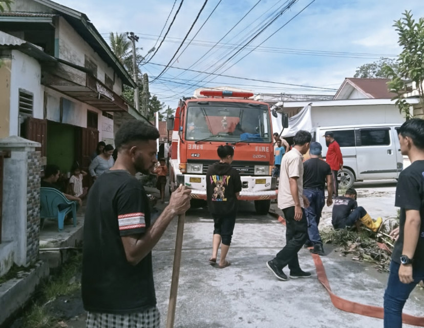 Peduli Lingkungan, GMKI Tarutung Gotong Royong di Lingkungan Masyarakat