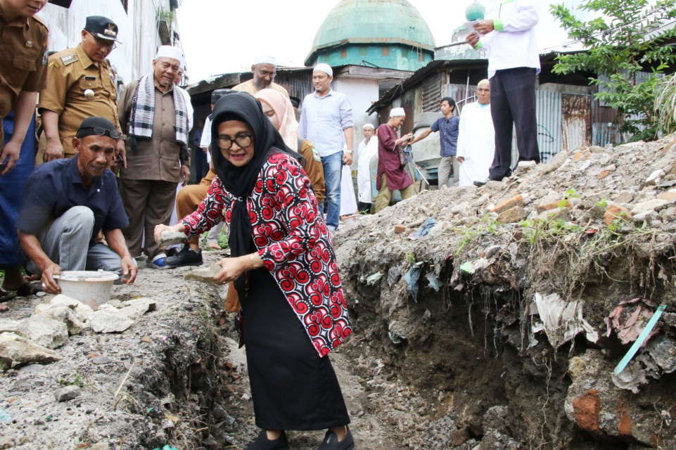 Wali Kota Siantar, Letakkan Batu Pertama Renovasi Masjid Nurul Hikmah