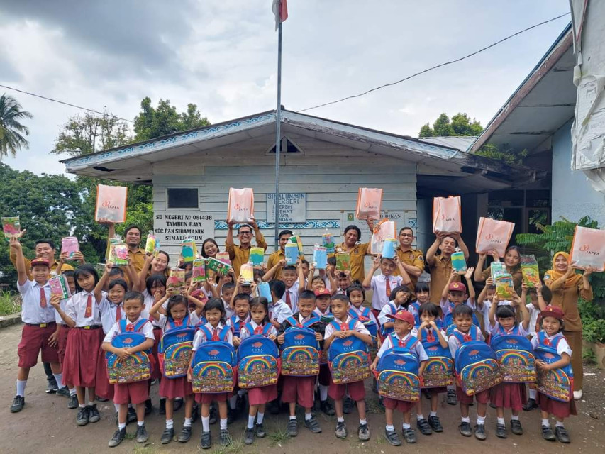 Toba Tilapia Bagikan Paket untuk Ratusan Siswa SD di Simalungun