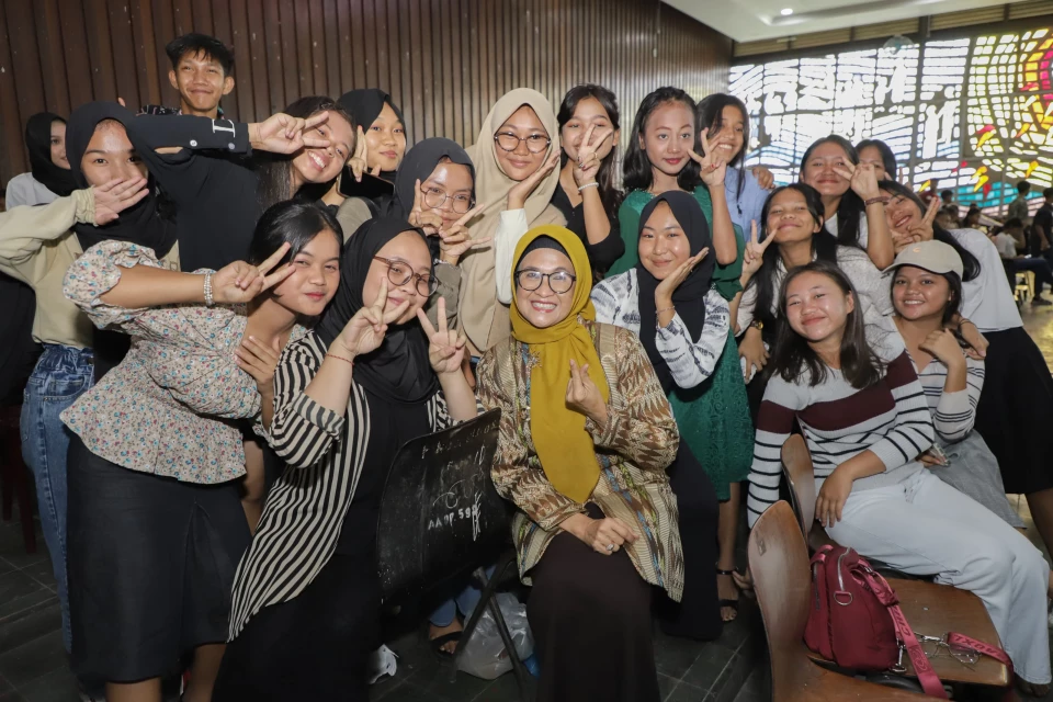 Usai Menyematkan Selempang, dr Susanti Sempatkan Berfoto Bersama Pelajar