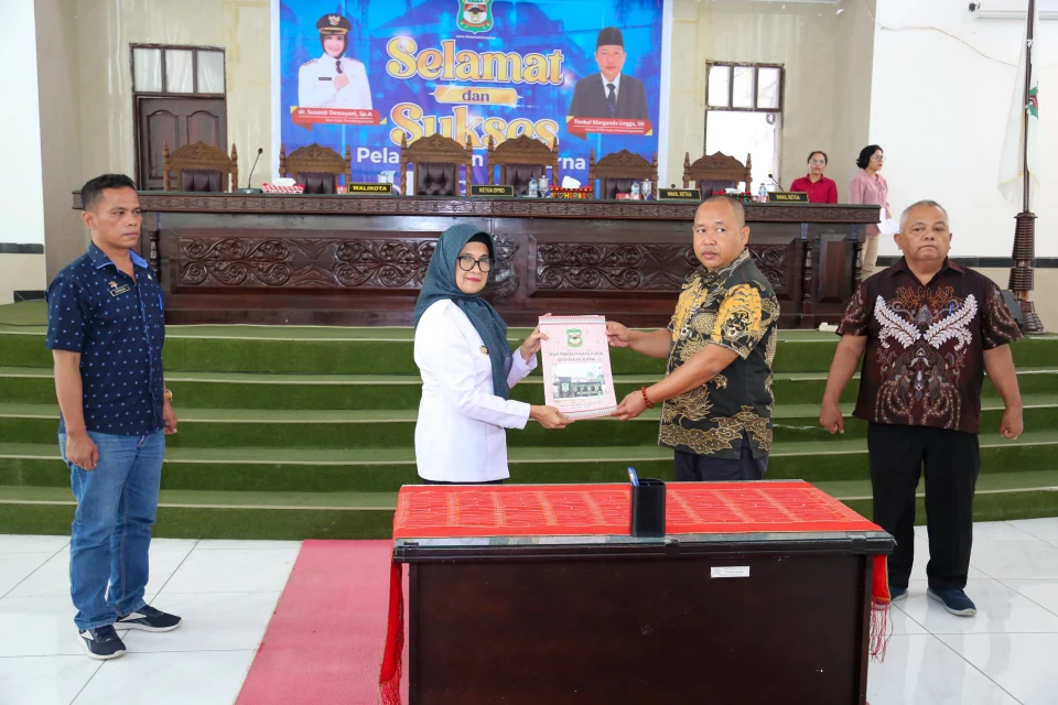 Wali Kota dr Susanti Menghadiri Rapat LKPj DPRD Pematangsiantar