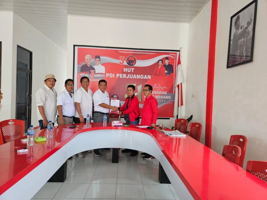 Tim Radiapoh Sinaga Mengambil Formulir Pendaftaran Bacalon Bupati Simalungun ke DPC PDIP