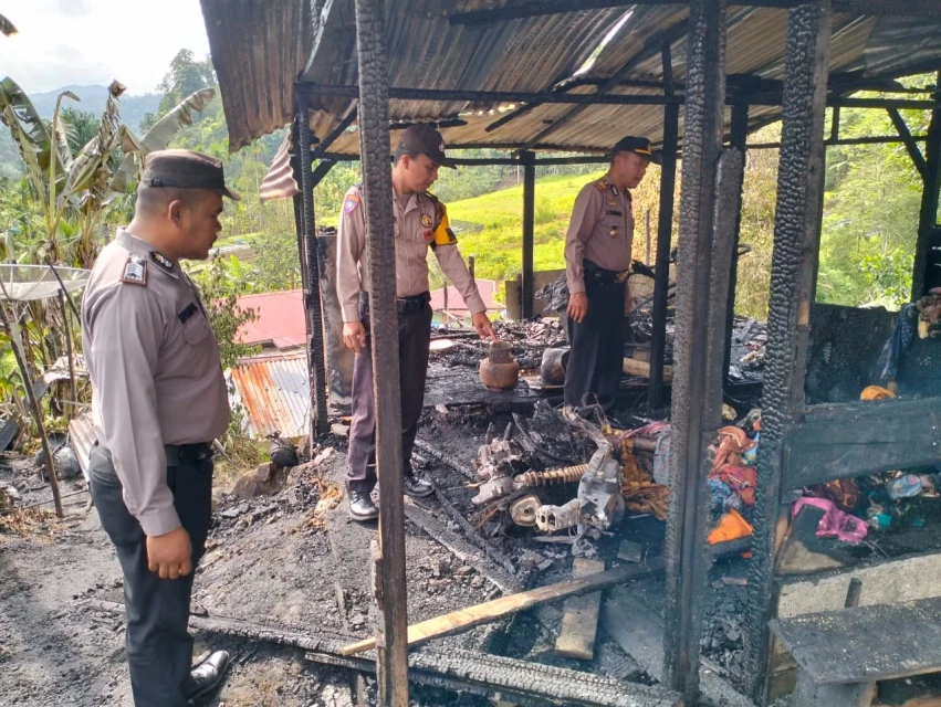 Mobil Damkar Taput Tiba Setelah Dua Unit Rumah Ludes Terbakar