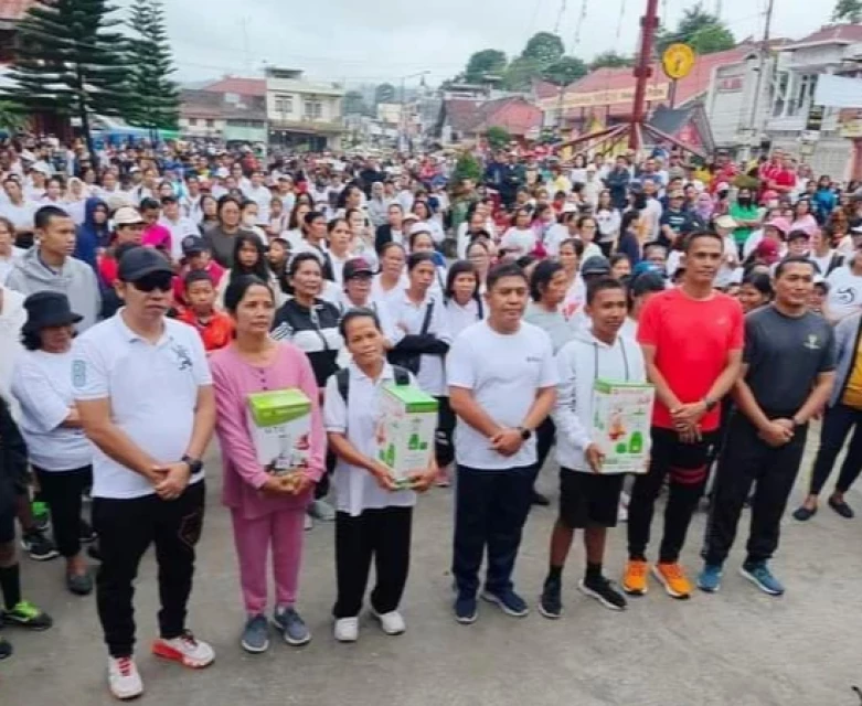 DR JTP Hutabarat Jalan Santai dan Senam massal Bareng Ribuan Warga Taput