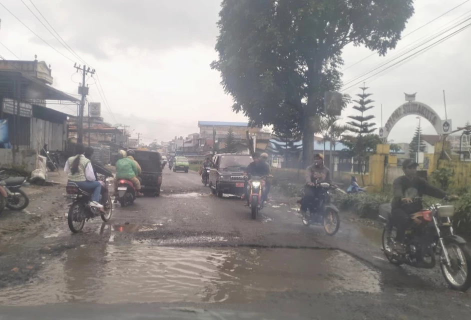 Warga Saribudolok Keluhkan Badan Jalan Dikeruk Tapi Tak Kunjung Ditambal