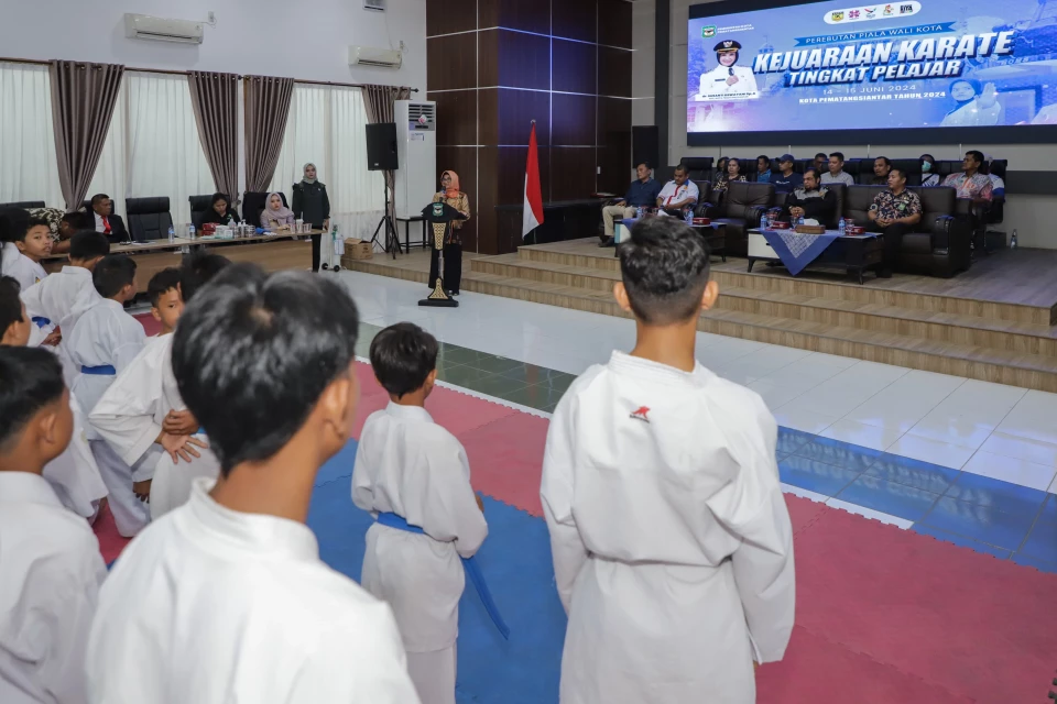 dr Susanti Memimpin Pembukaan Pertandingan Kejuaraan Karate Pelajar