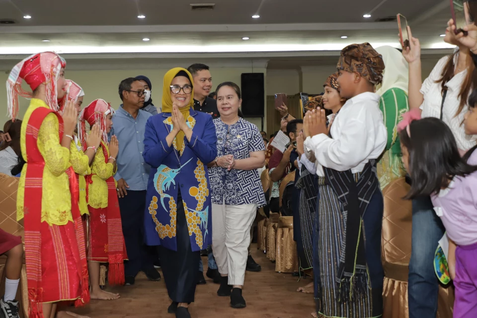 dr Susanti Terkesima Melihat Siswa Mengenakan Pakaian Adat Simalungun