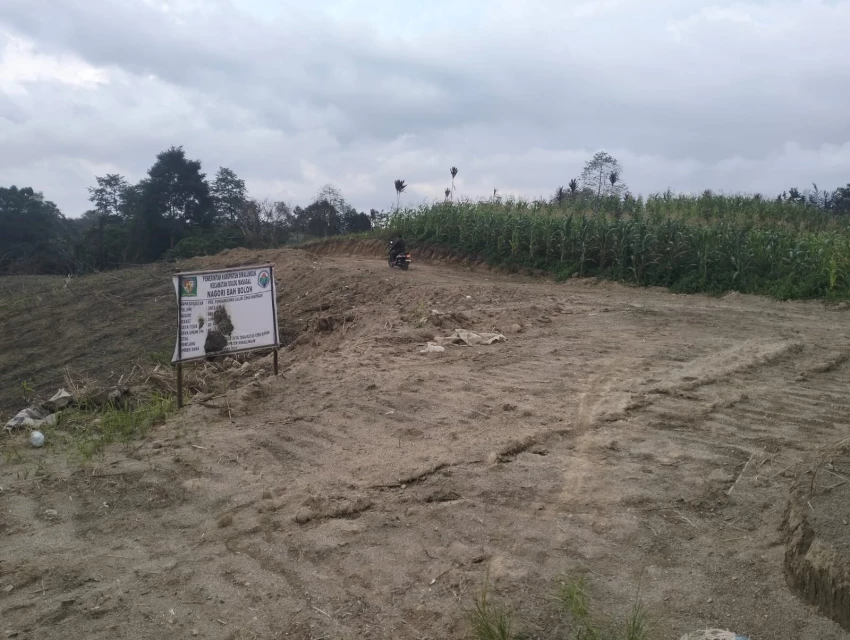 Mengaku Dana Desa, Anggaran Pembangunan Jalan di Nagori Bah Bolon Patut Dicurigai