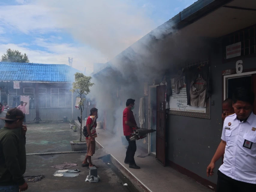 Rutan Tarutung Tembakkan Asap Cegah Penyakit DBD