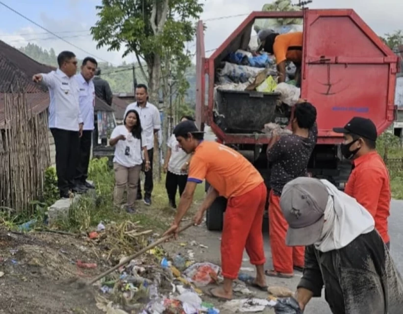 Lihat Sampah Berserakan, Pj Bupati Taput Hentikan Perjalanan