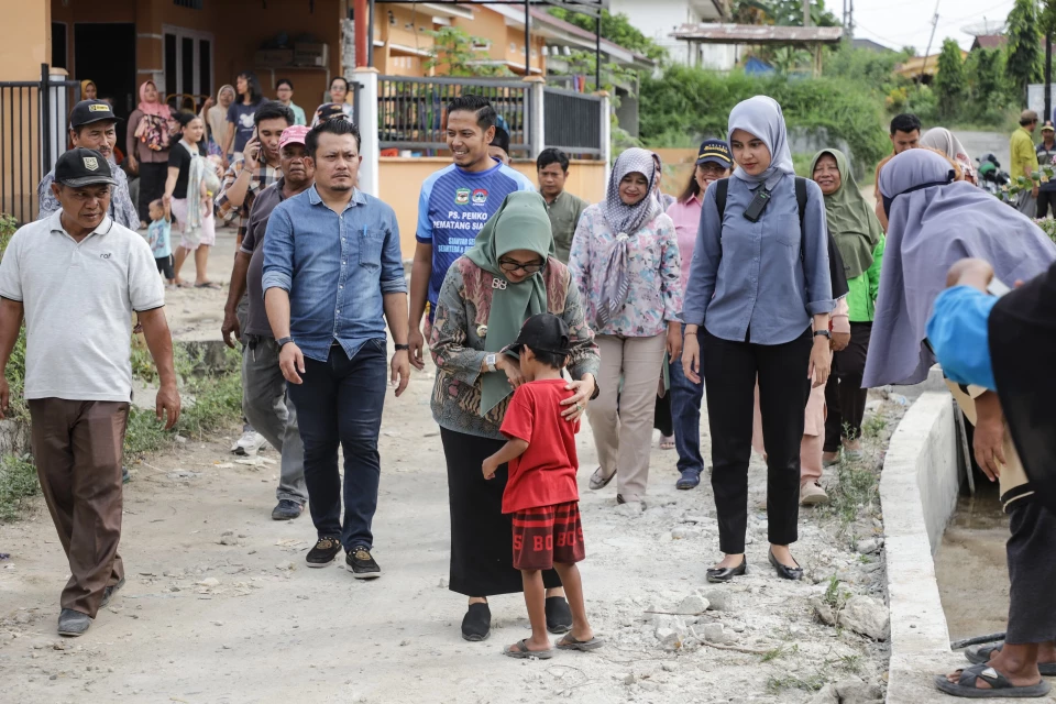 dr Susanti Tinjau Proyek Drainase di Kelurahan Tambun