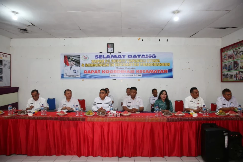 Dimposma Sihombing Pimpin Rapat Koordinasi di Kantor Camat Parmonangan