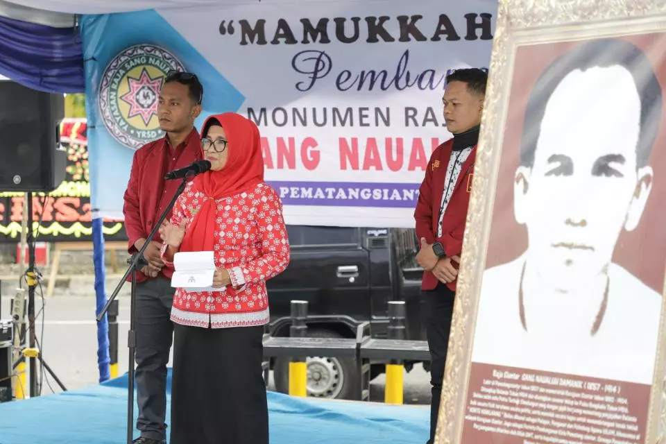 dr Susanti Menghadiri Pembangunan Monumen Raja Siantar