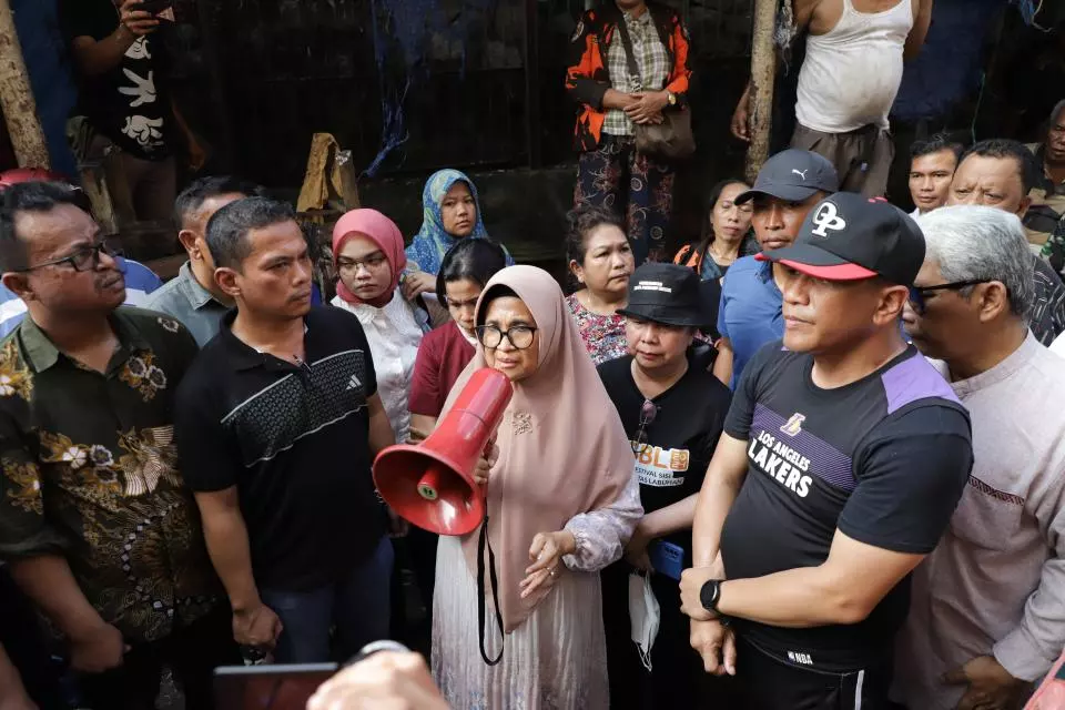 dr Susanti Bergerak Cepat Meninjau Korban Kebakaran Pasar Horas