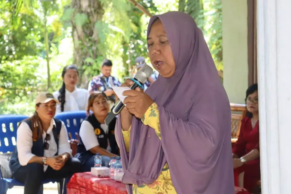 Berurai Air Mata, Ibu Lansia di Padang Mainu Doakan RHS-Azi Menjadi Bupati