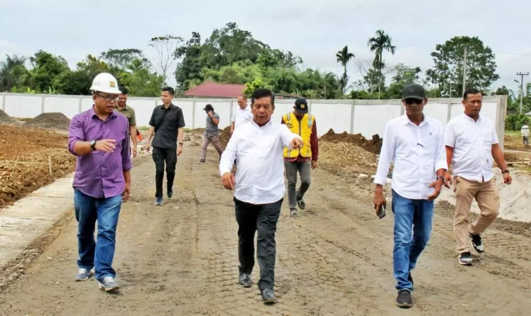 Radiapoh Meninjau Pembangunan Stadion Mini Pematang Raya