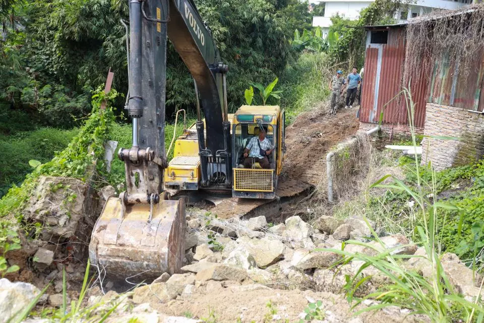 Sat Pol PP Meratakan Kuburan Mr X di Jalan Vuhara