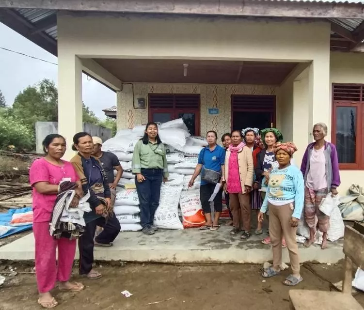 TPL Sektor Aek Raja Salurkan Pupuk Untuk Tingkatkan Produksi Petani Desa Aek Raja